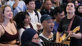 Penonton dari Bandung Indonesia rancak menyanyi dan menari Bila Bob bawa lagu Made In India"