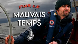 On navigue dans le mauvais temps , et on fuit un grain ( voilier coraille en voyage )