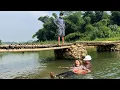 Download Lagu Single mother had an accident on the river - luckily saved by a kind engineer at the last minute