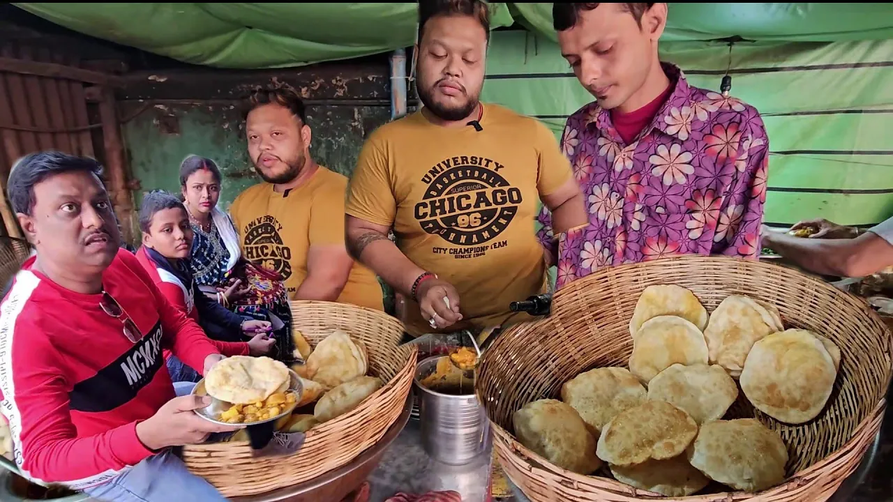 Bhola Dar Gorom Dal Puri   Ek Bar Khaoge to Chaat te Reh Jaoge   Bengal Street Food