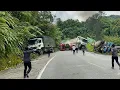 Download Lagu LIVE., TEREKAM JELAS !!! Insiden Paling Berbahaya, Truk Rem Blong Tabrak Beton Nyaris Masuk Jurang