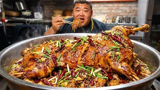 【烈火烤全羊】整只肉羊架上慢烤，浓郁香气瞬间勾动味蕾肉质金黄滋滋冒油，这般美味实在让人难以抗拒【胖猴仔】