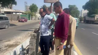 مدير عام خورمكسر يتابع أعمال رفع أكوام الأتربة و يتفقد إعادة تأهيل الجزيرة الوسطية لشارع ساحل أبين  دندنها