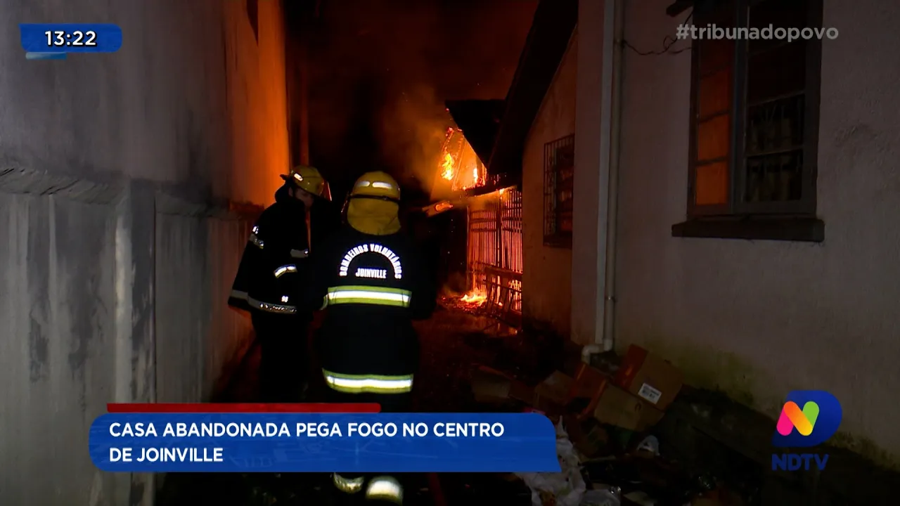 Casa abandonada pega fogo no centro de Joinville