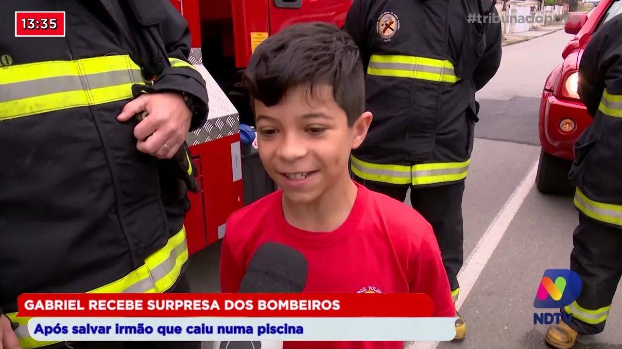 Gabriel recebe surpresa dos bombeiros após salvar irmão que caiu numa piscina