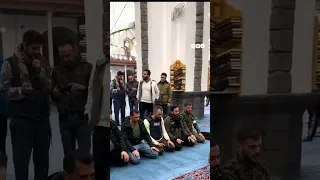 سوري يؤدي أنشودة أبكي على شام الهوى بمسجد خالد بن الوليد بمدينة حمص 