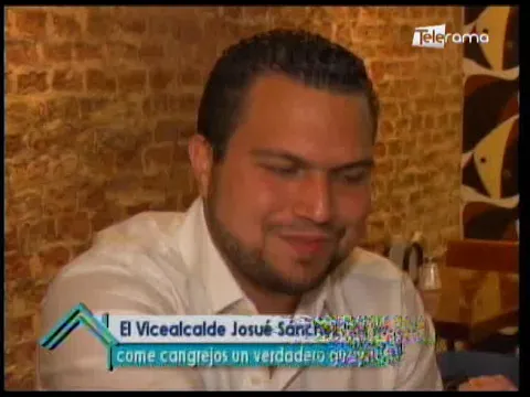 El Vicealcalde Josué Sánchez nos enseña como come cangrejos un verdadero guayaco