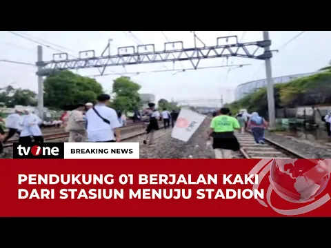 Massa Pendukung AMIN Jalan Kaki dari Stasiun Kampung Bandan