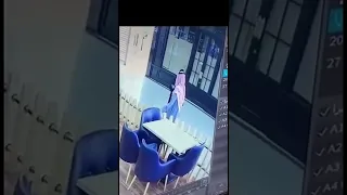 شوقر دادي ضربته بشنطه 