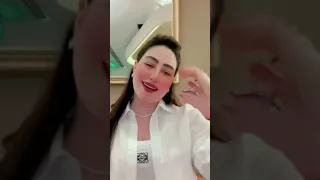 المغنية بوسي تعمل علي الصوت بتاعها انا بلا فخر 