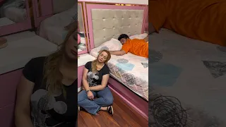 الاب نائم و اخذ السرير كله 