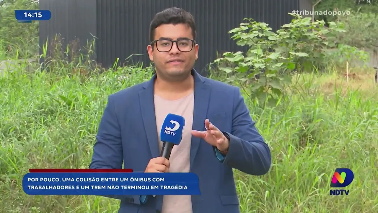 Por pouco, uma colisão entre um ônibus com trabalhadores e um trem não terminou em tragédia