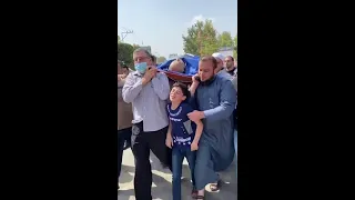 طفل فلسطيني يودع والده الشهيد في غزة  طفل فلسطيني يودع والده الشهيد في غزة