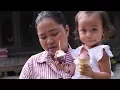 Balita Lucu Menunggu Paman Penjual Es Krim - Baby Eat Ice Cream