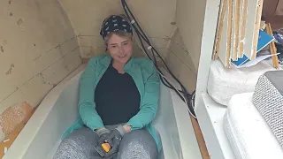 Can you have a bath in a 9 meter catamaran.