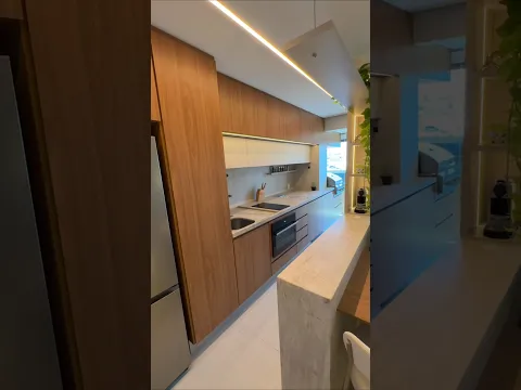 Olhando assim, nem parece que tem micro-ondas nessa cozinha... mas repara bem 😉