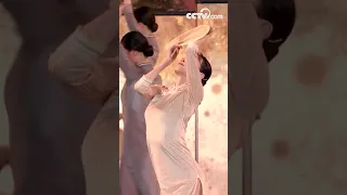 الرقصة في سهرة عيد الربيع لعام       أغنية ضوء الصباح دندنها