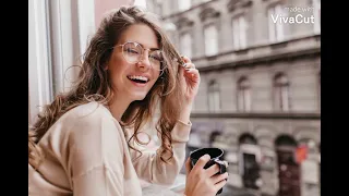 احنا الصح في وسط الهوجه احنا البنعلي الموجه وأحلي حاجه نيتناصافيه ومش سودا       دندنها