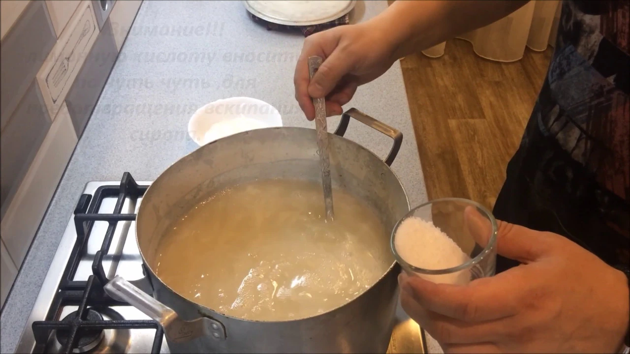 Сахарная брага фото. Крахмальная патока и инвертный сироп. Почему в инвертированном сахарном сиропе. Инвертирование сахара для браги дрожжи. Самогон из сахара.