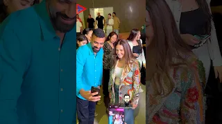 القمراية دنيا سمير غانم وسط جمهورها تلتقط معهم الصور بعد العرض الاول لفيلمها الجديد روكي الغلابة 