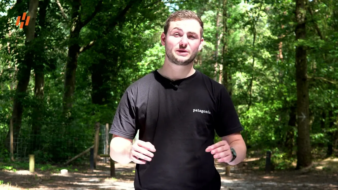 Man geeft uitleg over solar powerbanks van HEKO Solar draagbare accu's