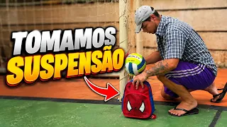 O DIA QUE ESCONDEMOS A BOLA DE VÔLEI DA ESCOLA!! *Deu ruim? 