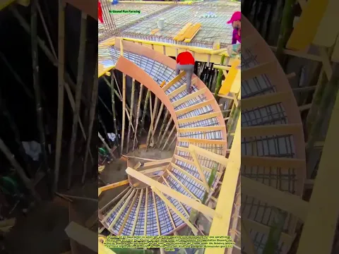 Errichtung einer bogenförmigen Holzschalung für eine spiralförmige Betontreppe
