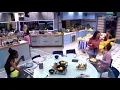 Juliette e Gilberto cantando "Bixinho" de Duda Beat enquanto almoçam.