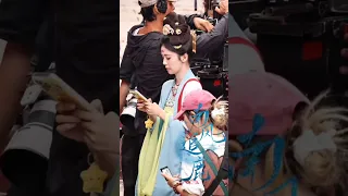 Cheng Lei Tried To Grab BaiLu S Phone But She Pulled It Away Moli Bailu Chenglei 莫离 丞磊 白鹿 