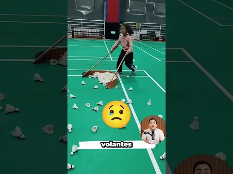 Os amigos dele estavam a jogar badminton! 🏸👫