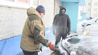 В морозы тысячи омских водителей пытаются прогревать свои машины разными способами