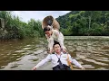 Download Lagu A poor single girl accidentally saved a captain in distress.