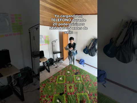 Cargando mi teléfono 20 potentes segundos antes de salir 😎 #shorts #humor #comedia