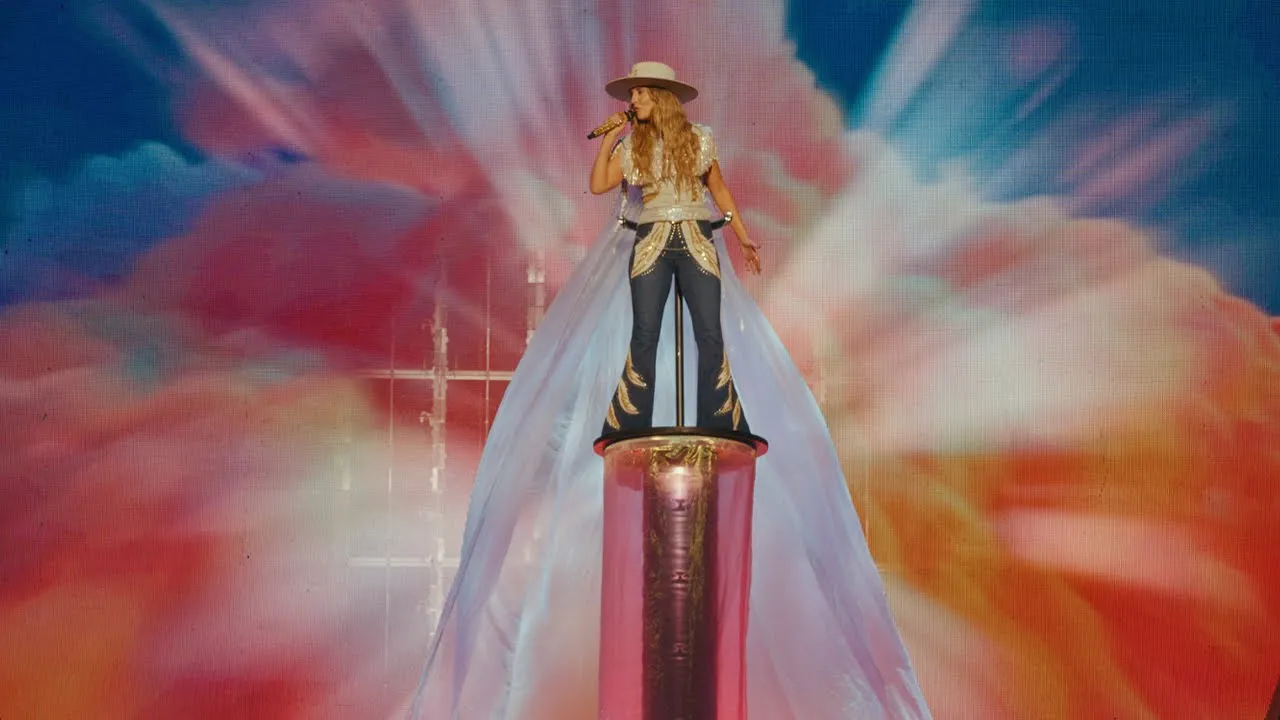 Lainey Wilson – Somewhere Over Laredo (Live)