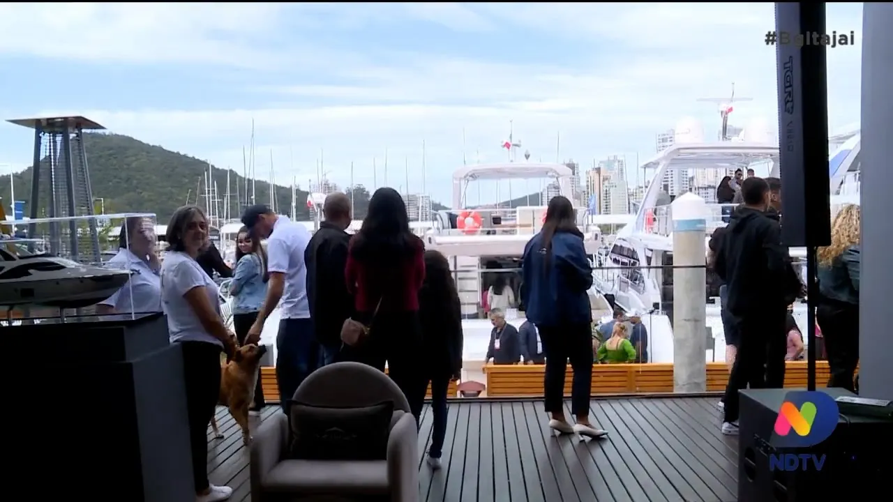 Famílias de colaboradores vistam estande de estaleiro na Marina Itajaí Boat Show