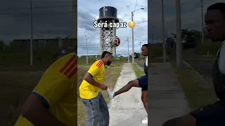 SI ME HACE UN PENAL le pago un peso por cada seguidor 😳⚽️ será Capaz ? 🤔 #futbol #parati #humor