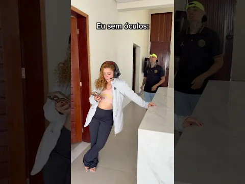 A vida da pessoa que usa óculos😂