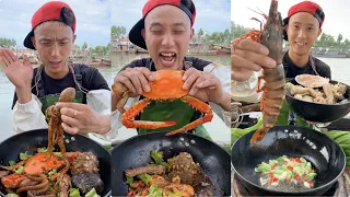 caught much seafood, fishermen cook scallops, crabs, conch, octopus, mantis shrimp, and abalone.