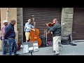 Download Lagu Turista se une a músicos callejeros mira el resultado