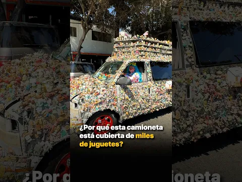 ¿Por qué esta camioneta está cubierta de miles de juguetes?