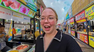探索中国三亚最大的街头美食市场