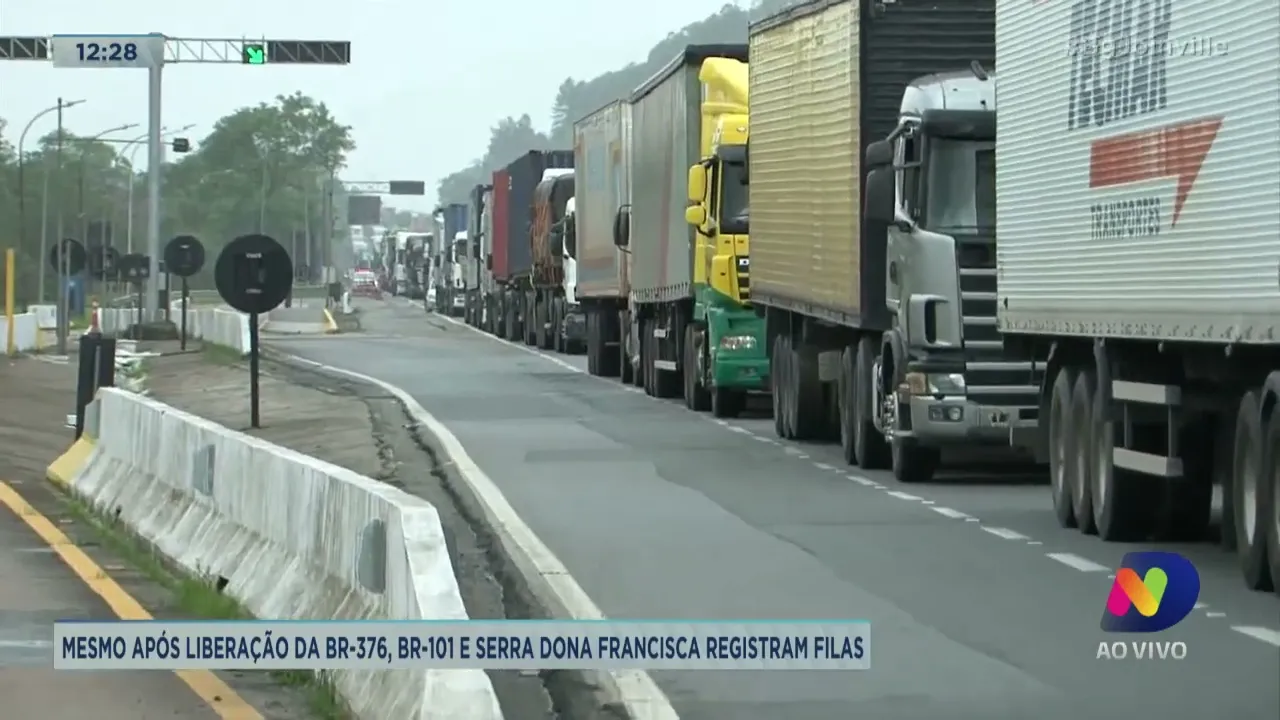 Mesmo após liberação da BR-376, BR-101 e Serra Dona Francisca registram filas