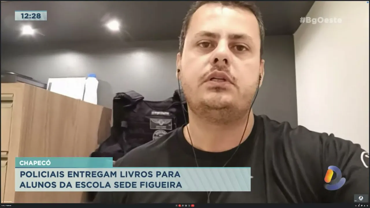 Policiais entregam livros para alunos da Escola Sede Figueira em Chapecó
