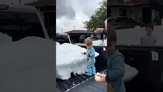 جد يفاجئ حفيده بقطعة ثلج عملاقة  جد يفاجئ حفيده بقطعة ثلج عملاقة