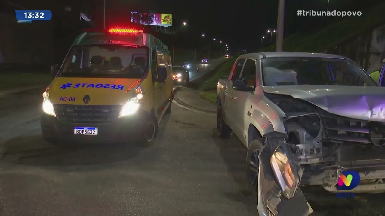 Joinville: caminhonete bate em muro de viaduto da BR-101