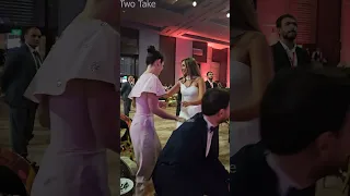 رد فعل هنا الزاهد لما شافت ليلي زاهر وخطيبها هشام جمال و احمد زاهر قبل تكريمها دندنها