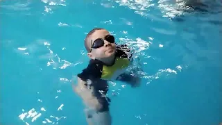 تعليم السباحة القفز في العميق لأول مرة وتعليم الوقوف في الماء العميق للمبتدئين كابتن حماده الجندي  تعليم السباحة القفز في العميق لأول مرة وتعليم الوقوف في الماء العميق للمبتدئين كابتن حماده الجندي