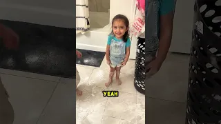 رد فعل لطيف لأخت صغيرة عندما تم إلقاء اللوم عليها 