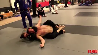 فتاة تخنق مقاتلا مغرورا حتى فقدانه الوعي شاهد Until He Loss Of Consciousness 