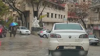 تحت المطر بشوارع مشتى الحلو مع اغاني فيروز 